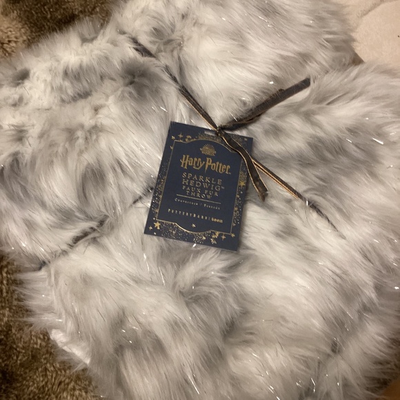 Harry Potter™ Hedwig™ Sparkle Faux Fur Throw - Brand new with packaging - Picture 7 of 8